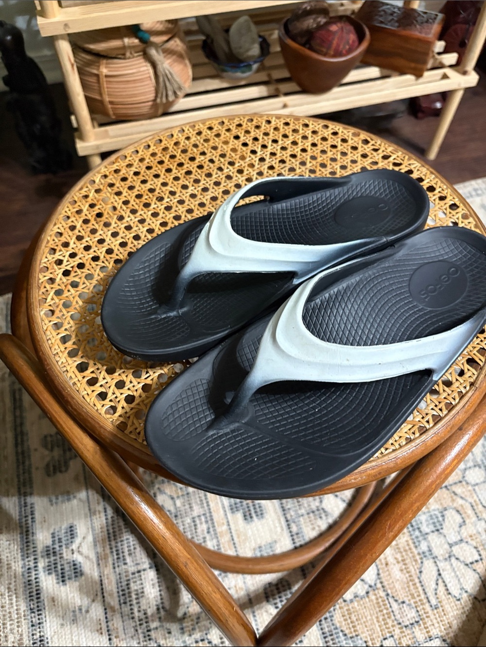 Oofos recovery flip flops. Size 9. EU40
